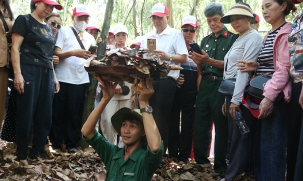 Khách dồn về TP.HCM xem diễu binh, khách sạn hết chỗ, tour địa đạo Củ Chi kín vé