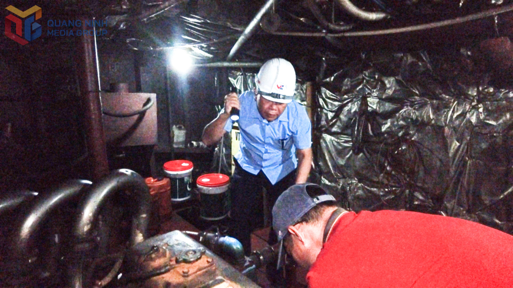 Cơ quan chức năng kiểm tra công tác bảo vệ môi trường, quản lý thu gom và xử lý nước thải, nước la canh, chất thải rắn trên các tàu du lịch.