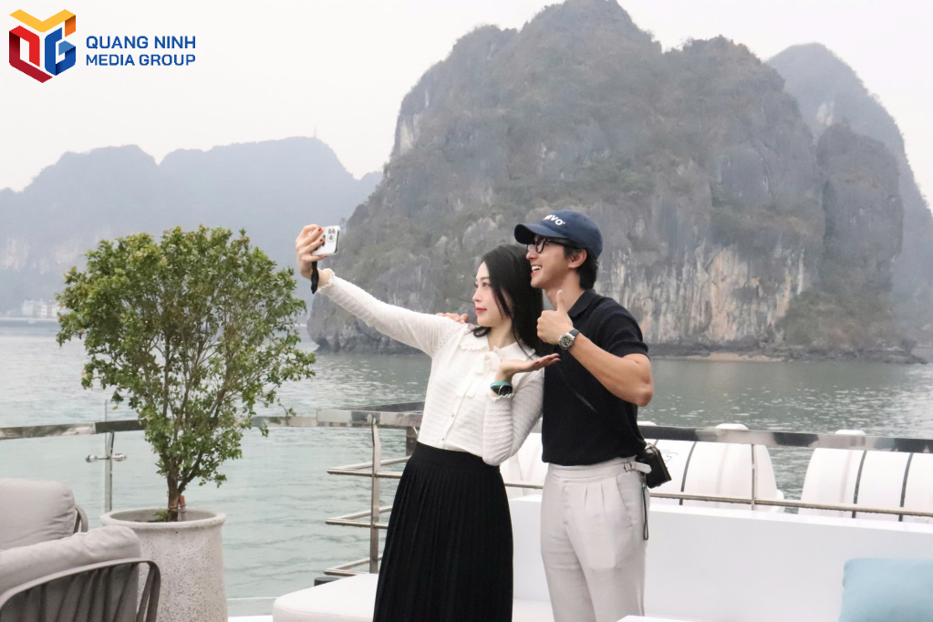 Gia đình Á hậu Bùi Phương Nga và diễn viên Bình An chụp hình ghi lại những khoảnh khắc đáng nhớ trên vịnh Hạ Long.