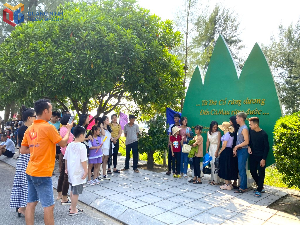 Du khách tham quan Mũi Sa Vỹ, điểm đến du lịch hấp dẫn của TP Móng Cái. Ảnh: Hoàng Quỳnh