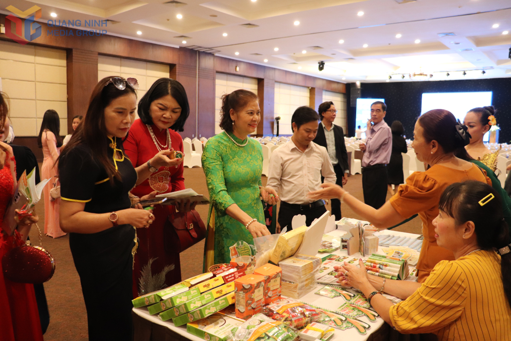 Các đơn vị doanh nghiệp giao lưu, tìm hiểu thông tin tại Hội nghị xúc tiến, quảng bá du lịch ĐBSCL tại tỉnh Quảng Ninh, diễn ra vào cuối tháng 11/2024.