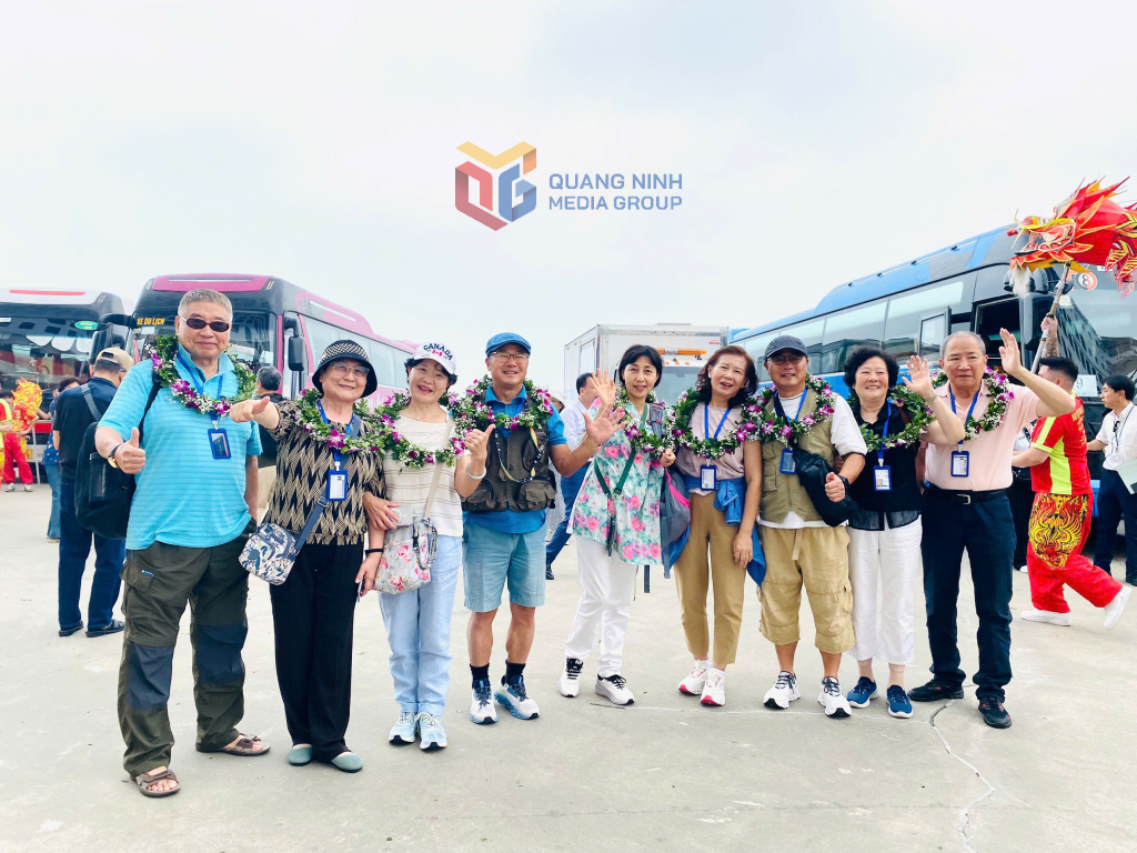 Du khách tàu biển hào hứng khi đến du lịch tại Quảng Ninh.