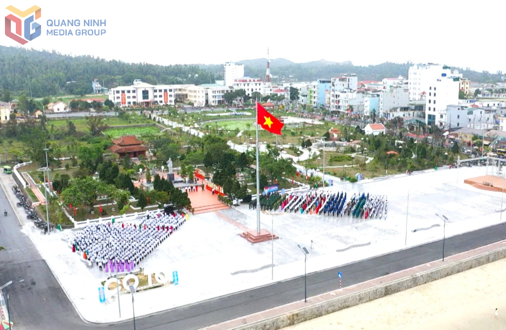 Nghi lễ thượng cờ trên đảo Cô Tô dịp kỷ niệm 64 năm ngày Bác Hồ ra thăm đảo 9/5 (1961-2025) diễn ra trang trọng, thiêng liêng với sự tham gia của lãnh đạo huyện Cô Tô, lãnh đạo, CBCCVC-LĐ các ban, ngành, đơn vị, địa phương; nhân dân và du khách trên đảo. Ảnh: Đỗ Phương