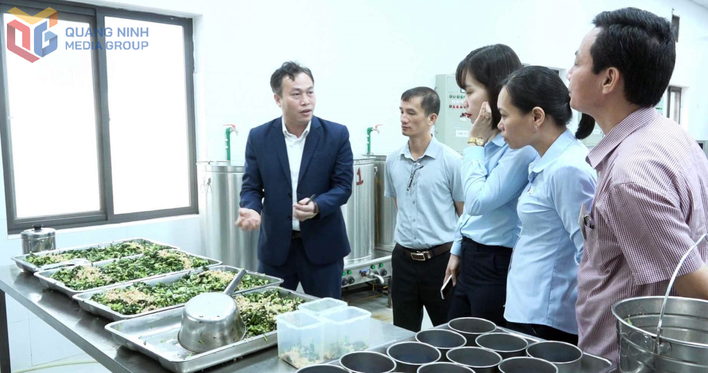 Các ngành chức năng kiểm tra công tác an toàn vệ sinh thực phẩm tại Công ty CP Dịch vụ thương mại và Chế biến thực phẩm HDT (phường Cẩm Thịnh, TP Cẩm Phả) tháng 4/2025.