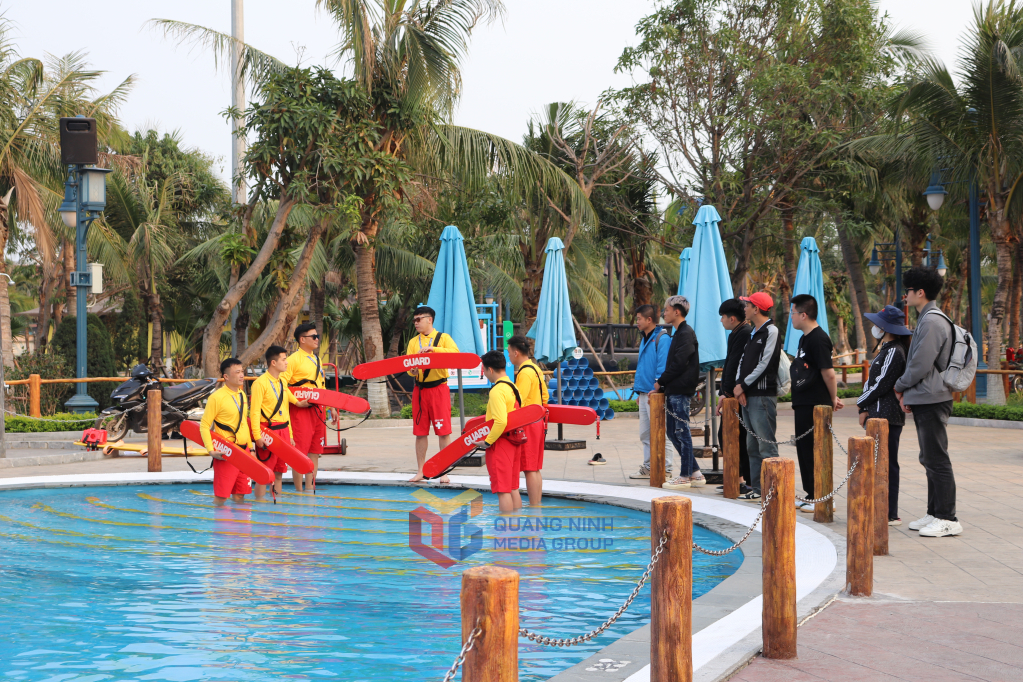Đội cứu hộ tại Công viên nước được đào tạo, hướng dẫn để đảm bảo an toàn cho người dân, du khách đến vui chơi.