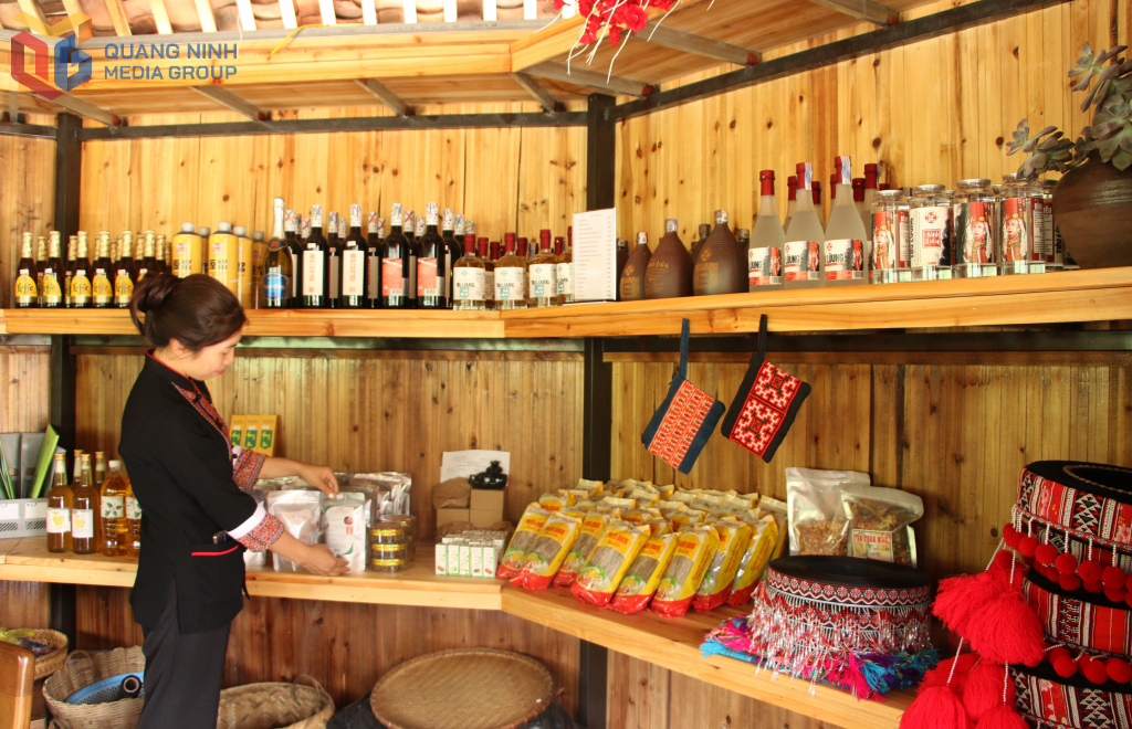 Du khách có thể mua sản phẩm đặc sản địa phương tại quầy hàng OCOP của farmstay.