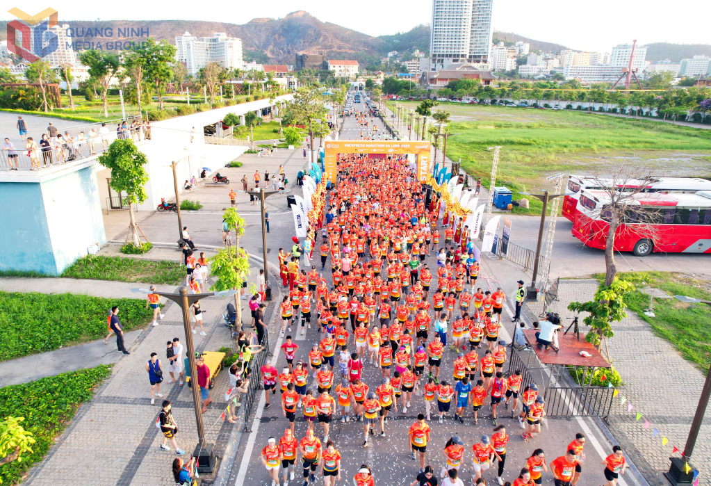 Đông đảo các runner hào hứng chinh phục đường chạy ven biển Khu du lịch Bãi Cháy. Ảnh: Hà Phong.