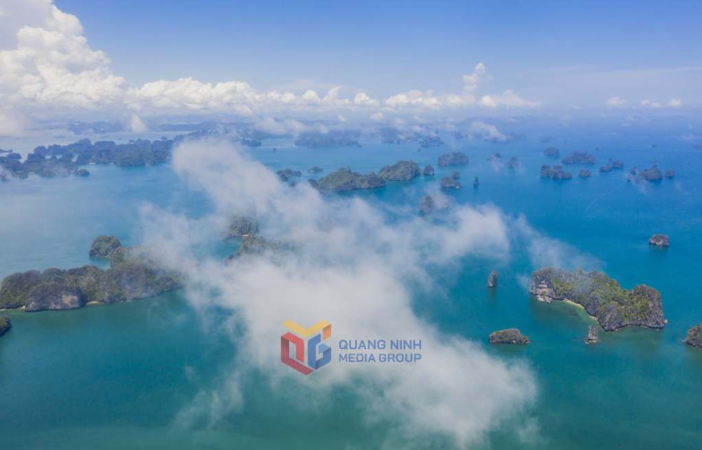 Các Núi đá vôi trên vịnh bồng bềnh trong mây