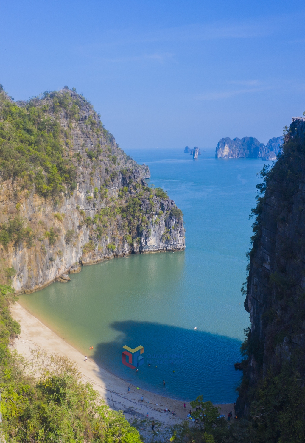 Vịnh Hạ Long đẹp hơn bởi bãi cát trắng tự nhiên
