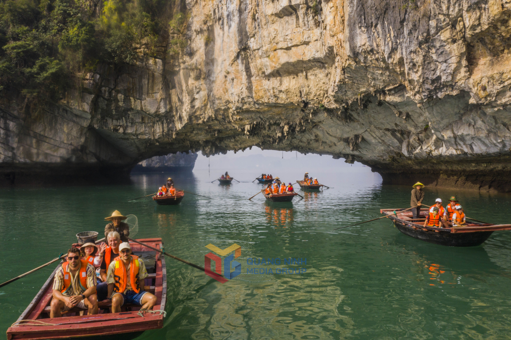 Tận hưởng vẻ đẹp cổng làng Vung Viêng