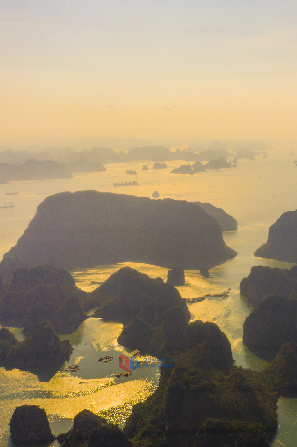 Bức tranh hoàng hôn vịnh Hạ Long