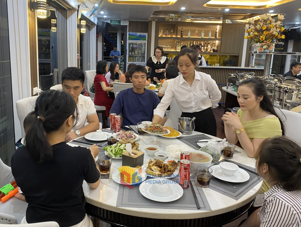 Du khách ăn tối trên tàu nhà hàng hàng tại Phố đêm du thuyền, Cảng tàu khách quốc tế Tuần Châu.
