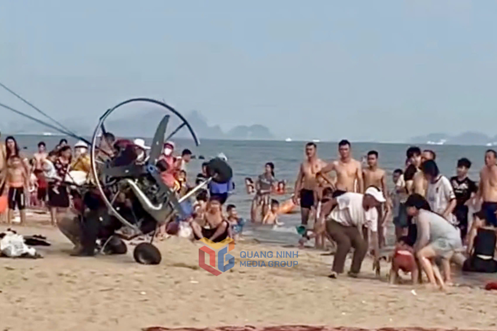 Dù lượn gặp sự cố khi cất cánh tại khu vực có đông người dân và du khách, ngày 19/6. Ảnh cắt ra từ clip do người dân quay lại.