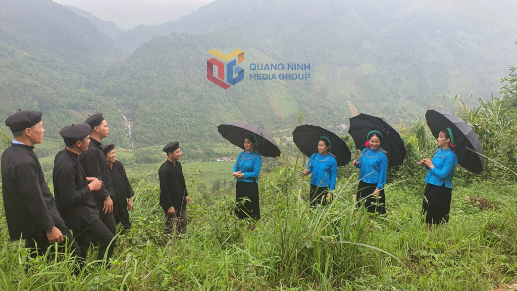 Trình diễn hát soóng cọ- dân ca đặc trưng của người Sán Chỉ.