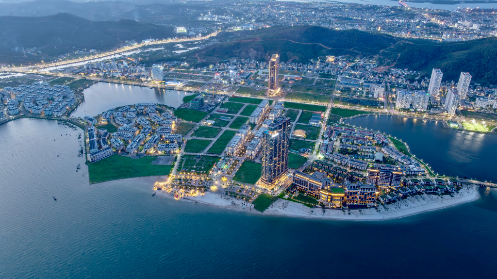 Quảng trường biển Halong Marina và tuyến phố đi bộ Halong Marina Square buổi tối, nhìn từ trên cao.