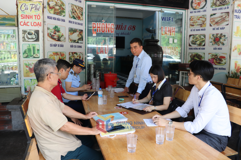 Đoàn kiểm tra tuyên truyền các quy định của pháp luật cho cơ sở kinh doanh.