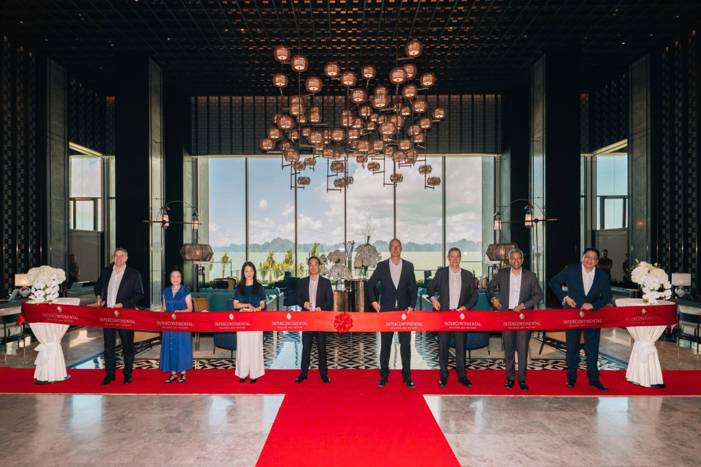 Lãnh đạo Tập đoàn BIM và lãnh đạo Tập đoàn IHG Hotels & Resorts thực hiện nghi thức khánh thành khu nghỉ dưỡng.