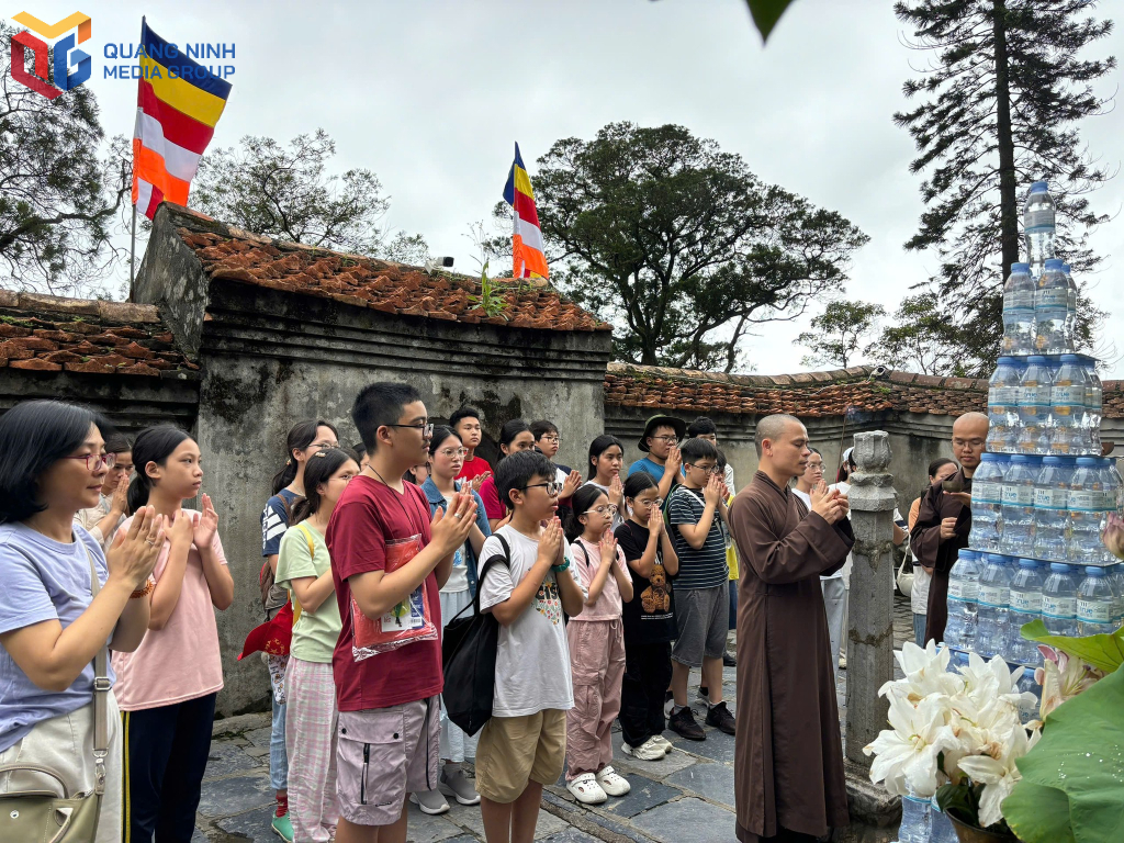 Học sinh tham quan và tìm hiểu các giá trị của Di sản Yên Tử. 
