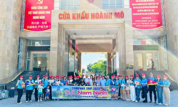 Đoàn khách đầu tiên du lịch qua cặp cửa khẩu Hoành Mô-Động Trung