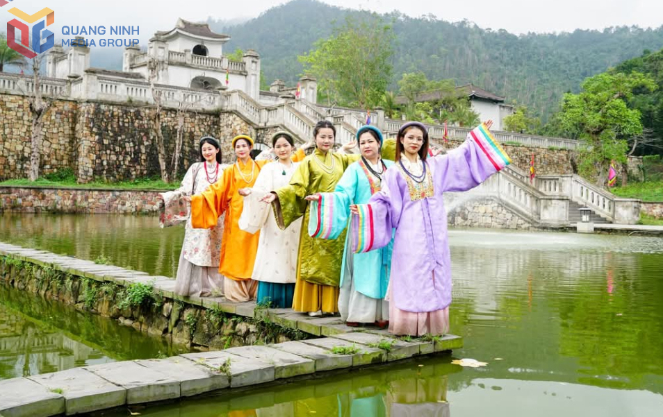 Du khách trải nghiệm mặc cổ phục Việt dạo chơi và check-in tại Yên Tử. Ảnh: CTV