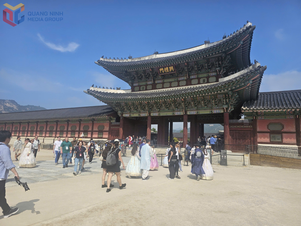 Cửa chính dẫn vào Cung điện Gyeongbokgung.