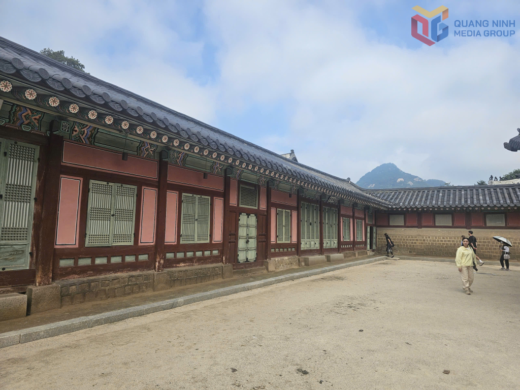 5 sắc màu truyền thống Hàn Quốc được ứng dụng vào cung điện là màu xanh, trắng, đỏ, đen, vàng đại diện cho ngũ hành.