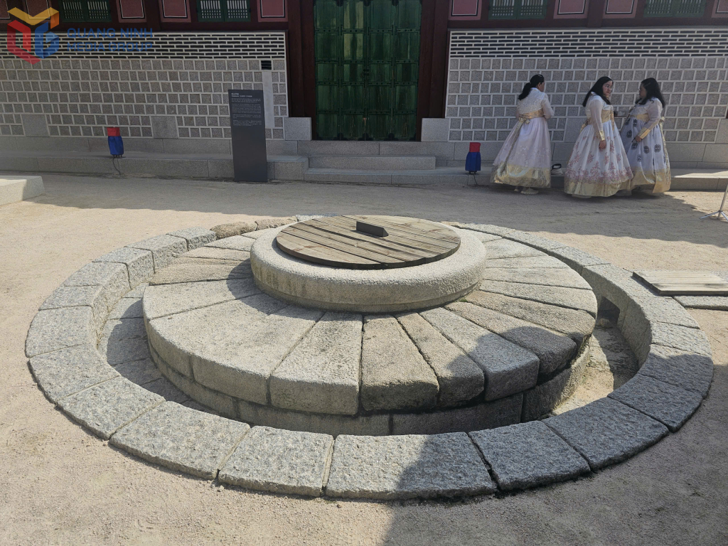 Giếng nước cạnh nhà bếp được phát hiện khi trùng tu cung điện năm 2015, được cho là đã phục vụ sinh hoạt của hoàng gia.