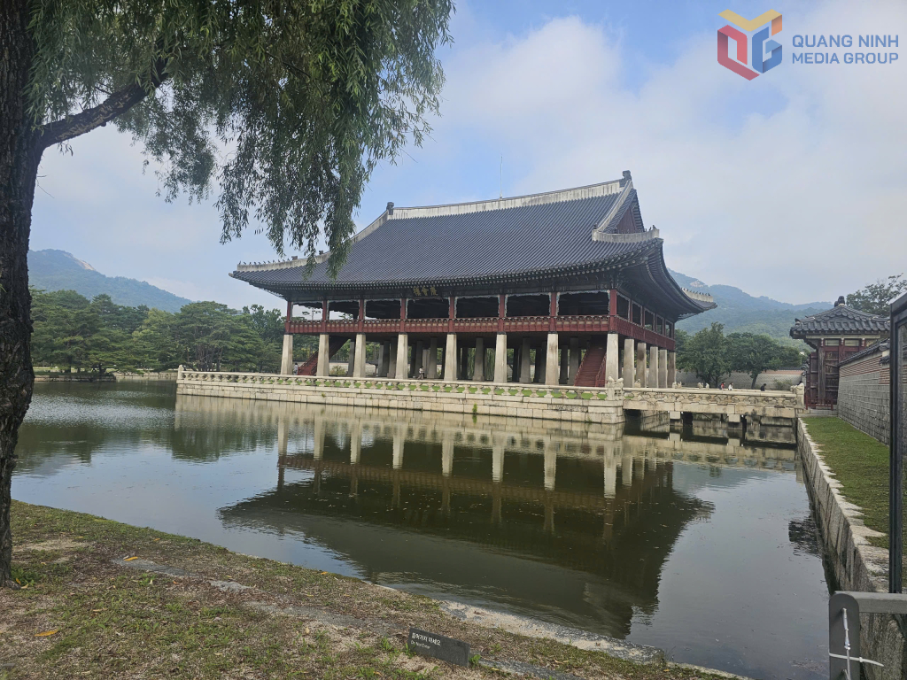 Khánh Hội lâu được xem là nơi đẹp nhất trong cung điện Gyeongbokgung. Đây là nơi diễn ra các buổi yến tiệc trong cung, nơi tiếp đãi các sứ thần, tổ chức tiệc khi quốc gia có chuyện đại sự...