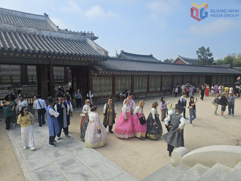 Hằng ngày, có rất nhiều du khách trên thế giới tham quan cung điện 