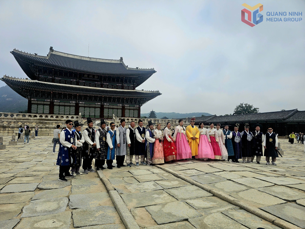 Một đoàn khách Việt Nam thích thú chụp ảnh lưu niệm cùng trang phục hanbok. Giá vé tham quan là khoảng 60.000 VNĐ/người.