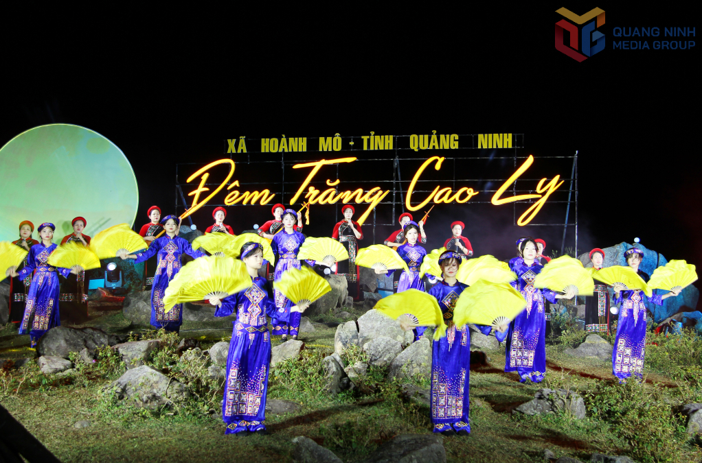 Biểu diễn hát then cổ tại đỉnh Cao Ly.