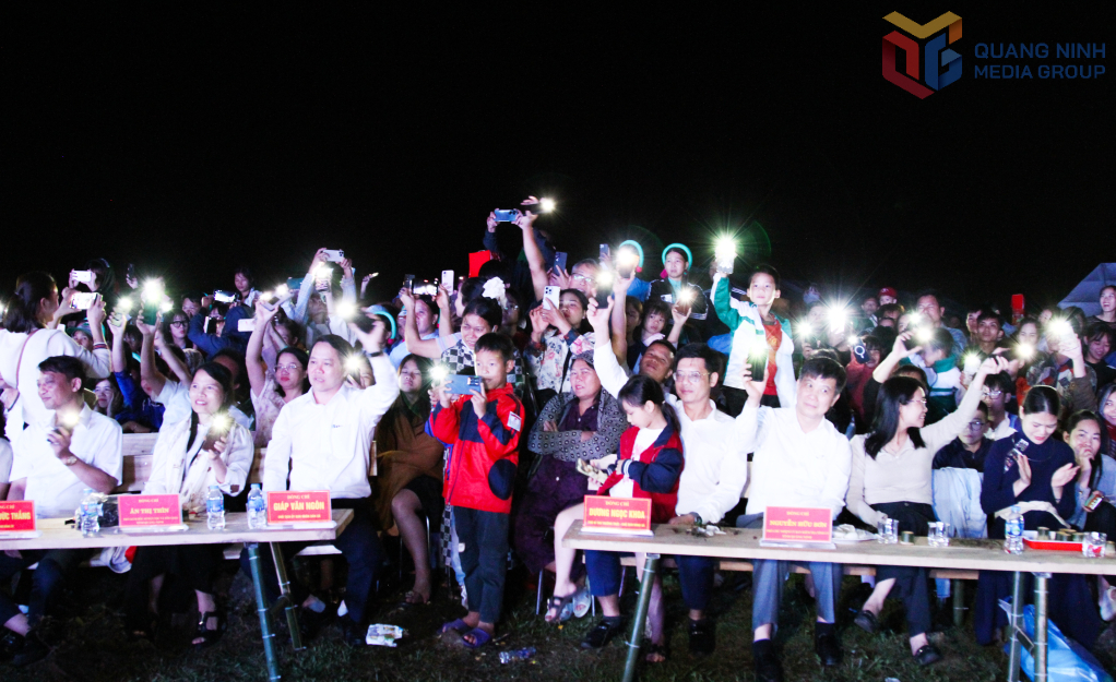 Khán giả cổ vũ nhiệt tình.