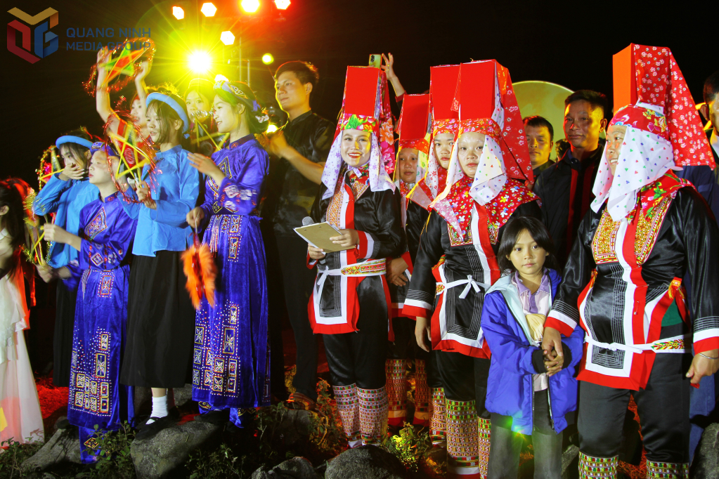 Đồng bào các dân tộc theo dõi chương trình.