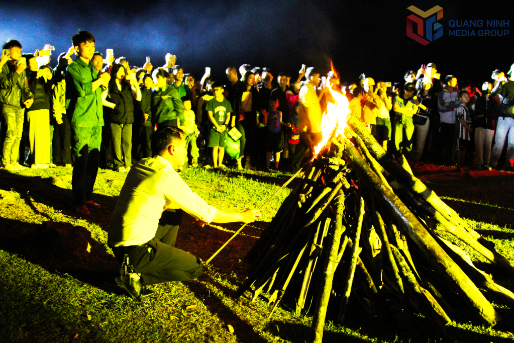 Màn lửa trại kết thúc chương trình nghệ thuật.