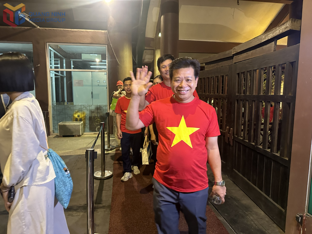 Ngay từ 4h sáng, nhiều người dân và du khách đã bắt đầu hành trình leo lên chùa Đồng.