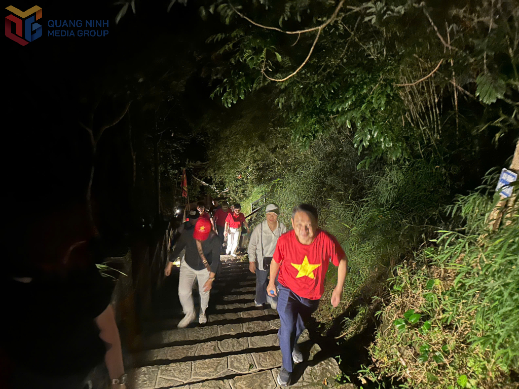 Người dân và du khách đi trên những con đường hoà mình giữa cánh rừng chinh phục chùa Đồng.