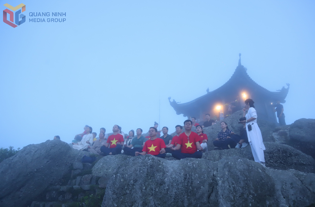 Nhân dân và du khách hoà mình cùng mây mù để tọa thiền.