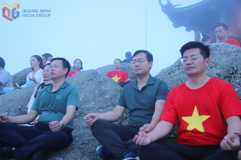 Toạ thiền trên chùa Đồng mang lại những giây phút tĩnh tâm, lắng đọng, kết nối với những triết lý của Phật giáo.