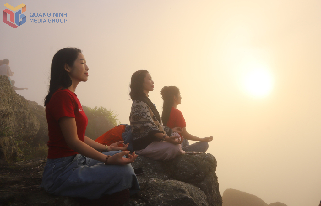 Người dân và du khách tọa thiền trên đỉnh chùa Đồng đón bình minh.