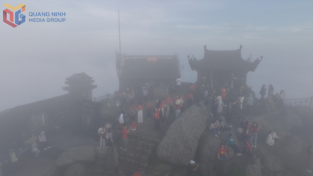 Người dân và du khách hoà cùng mây trời trên đỉnh chùa Đồng.