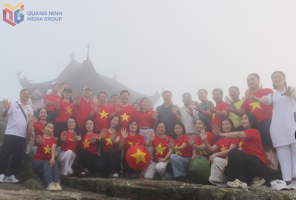 Người dân và du khách chụp ảnh lưu niệm trên đỉnh chùa Đồng ghi lại khoảnh khắc đáng nhớ.