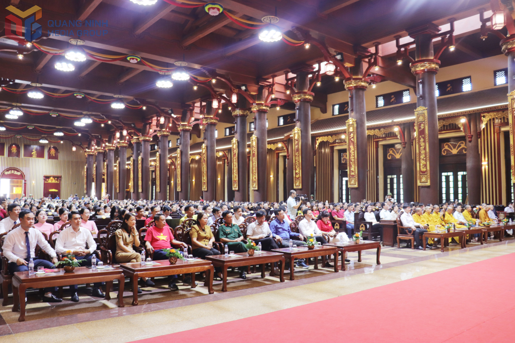 Các đại biểu, tăng ni, phật tử, nhân dân và du khách tham dự lễ khai mạc.