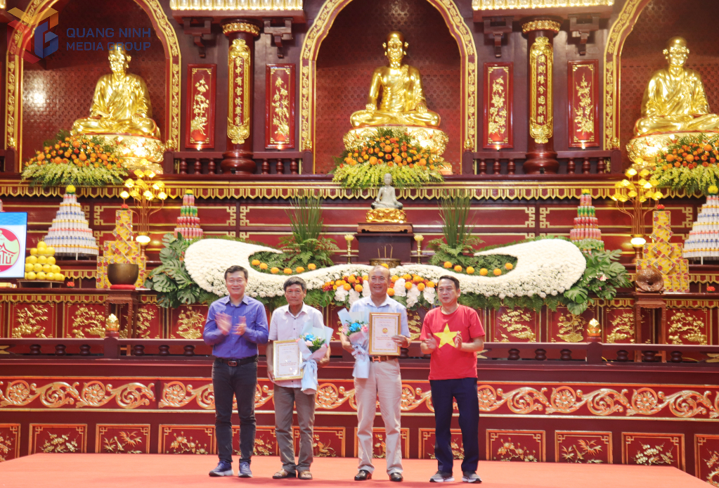 Lãnh đạo Báo và Phát thanh, truyền hình Quảng Ninh và phường Yên Tử trao giải nhì Cuộc thi sáng tạo logo phường Yên Tử cho tác giả.