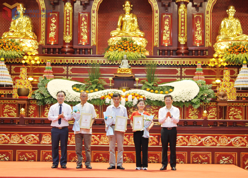 Lãnh đạo Báo và Phát thanh, truyền hình Quảng Ninh và phường Yên Tử trao giải nhì Cuộc thi sáng tạo logo phường Yên Tử cho tác giả.