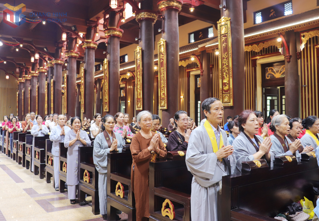 Tăng ni, phật tử và nhân dân thực hiện nghi lễ cầu Quốc thái dân an.