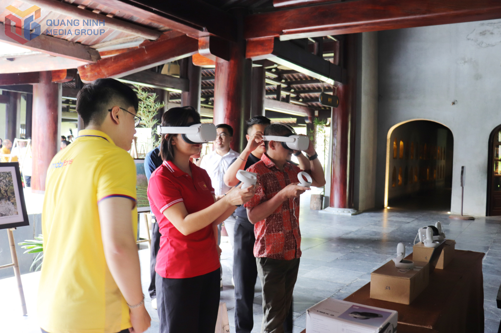 Du khách trải nghiệm sản phẩm du lịch số VR360.