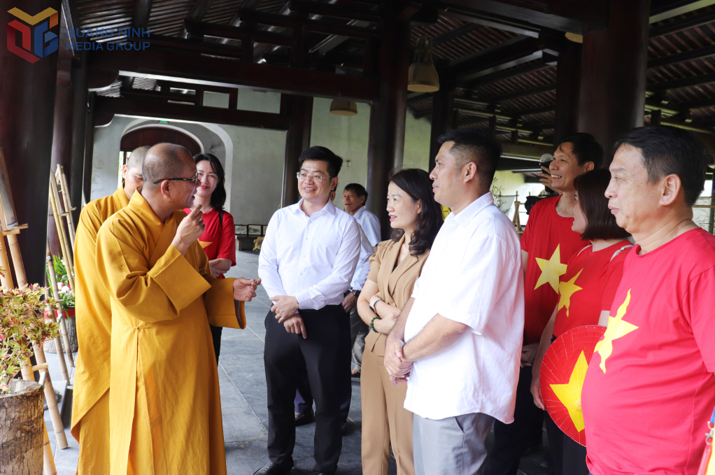 Các đại biểu tham quan triển lãm.