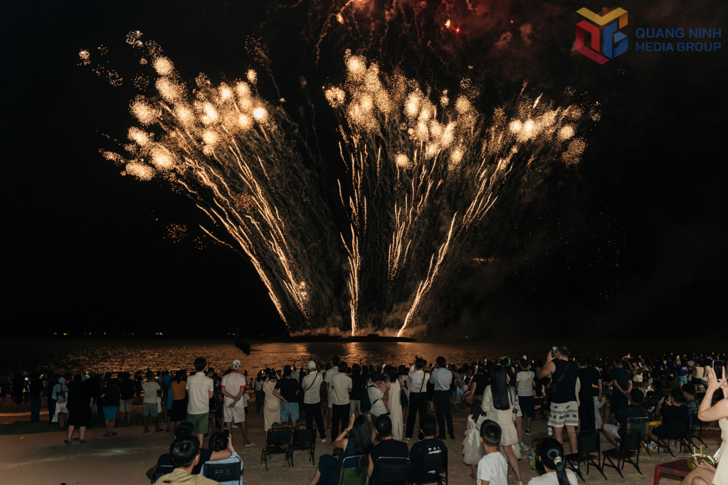 Chương trình bắn pháo hoa vào mỗi tối thứ 3, 5, 7 thu hút đông người dân và du khách.