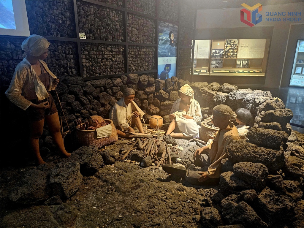 Cảnh nghỉ ngơi của những hải nữ sau khi lặn bên bờ biển.